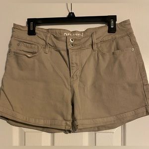 Levi Denizen Size 8 Cuffed Shorts